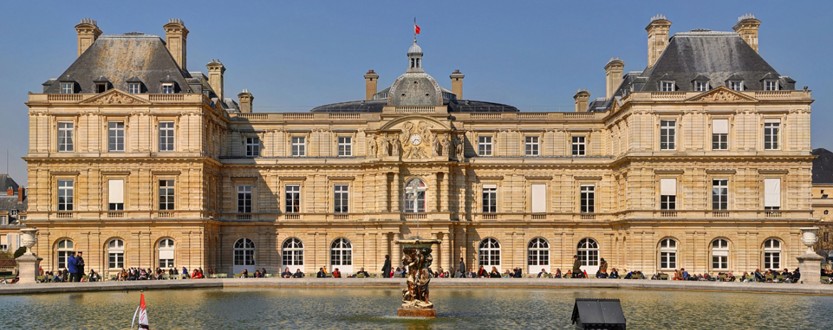 Photo de la façade du Sénat depuis le jardin du Luxembourg