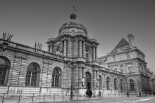 Photo de la façade du Sénat depuis le jardin du Luxembourg