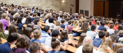 etudiant-amphi-cours-rentree.png